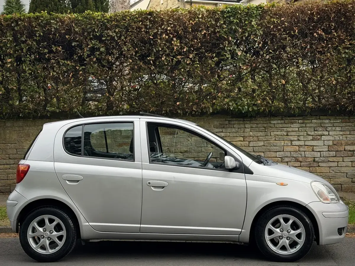 Used Toyota Yaris 86 HP (63 kW) 2003 Silver Hatchback