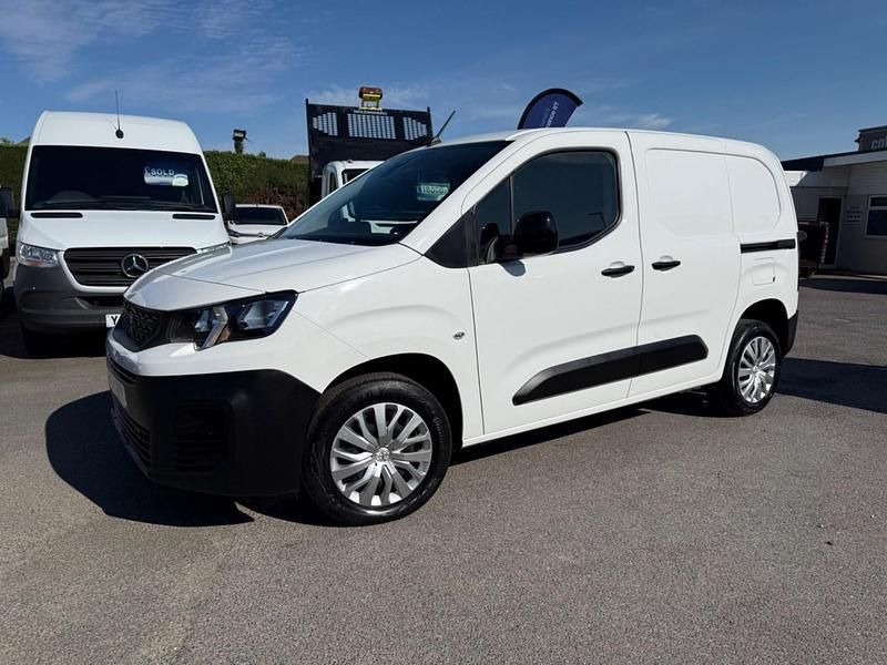 White Used 2022 Peugeot Partner MPV | £9,000 (Good price) - Image 1/4