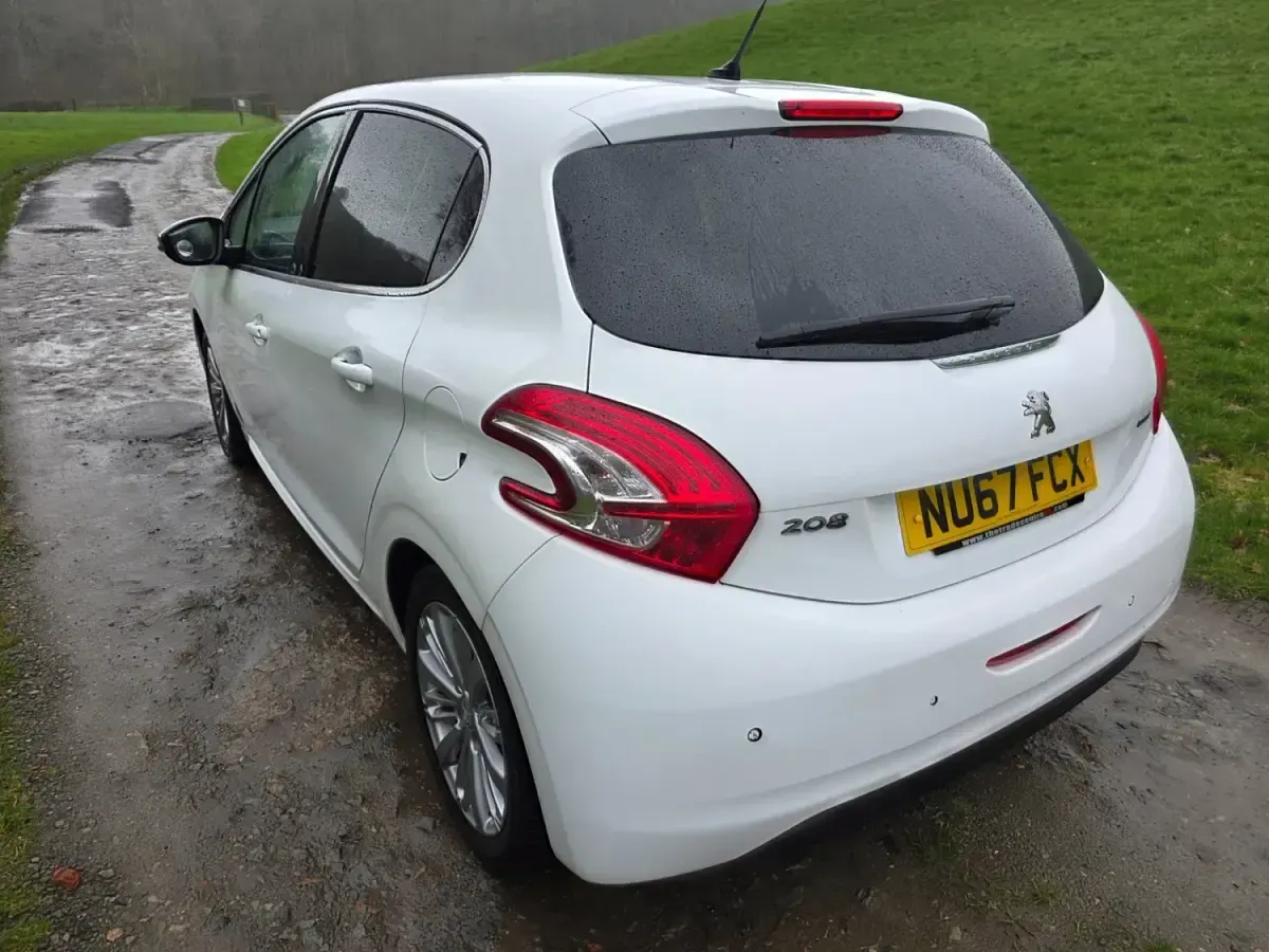 Second-hand Peugeot 208 Allure 2017 Alb Hatchback