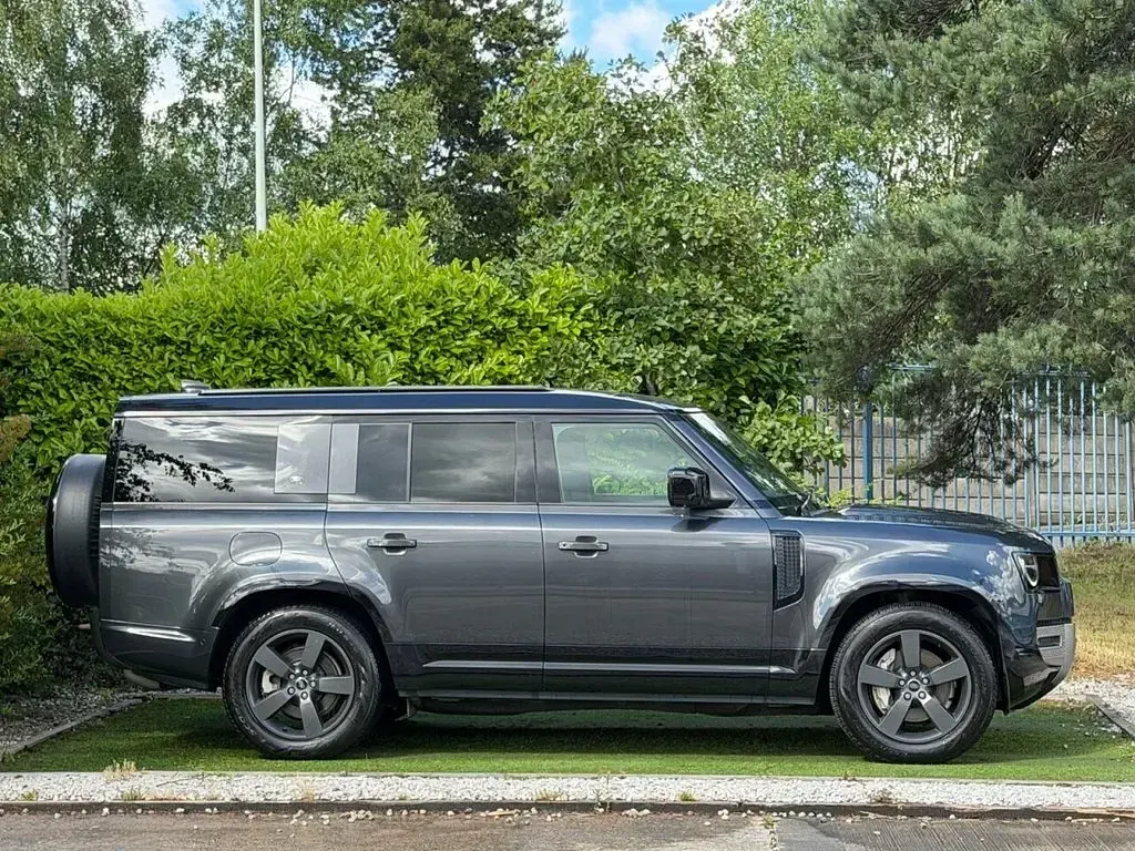 Used Land Rover Defender HSE Dynamic 300 HP (220 kW) 2023 Grey SUV