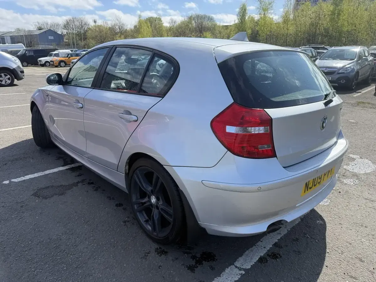 Begagnad BMW 118 2009 Silver Halvkombi