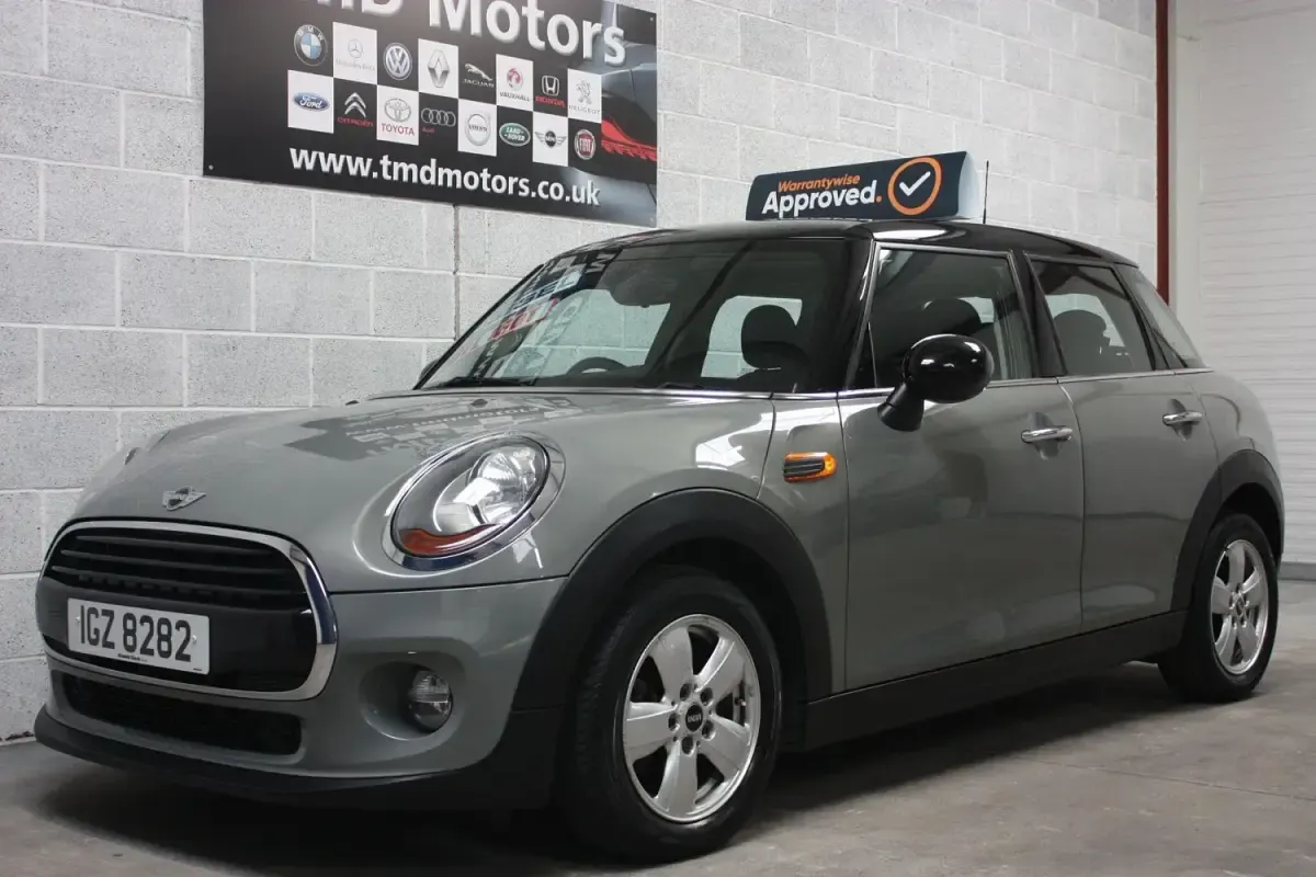 Usado Mini Cooper D Hatch 2018 Gris Utilitario
