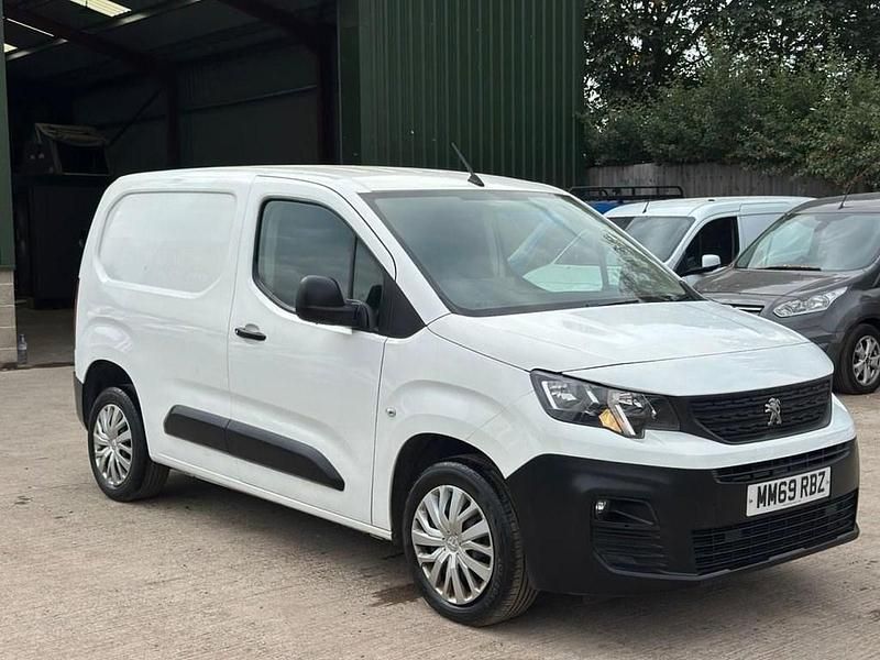 Begagnad Peugeot Partner 100 HK (73 kW) 2020 Vit Minibuss