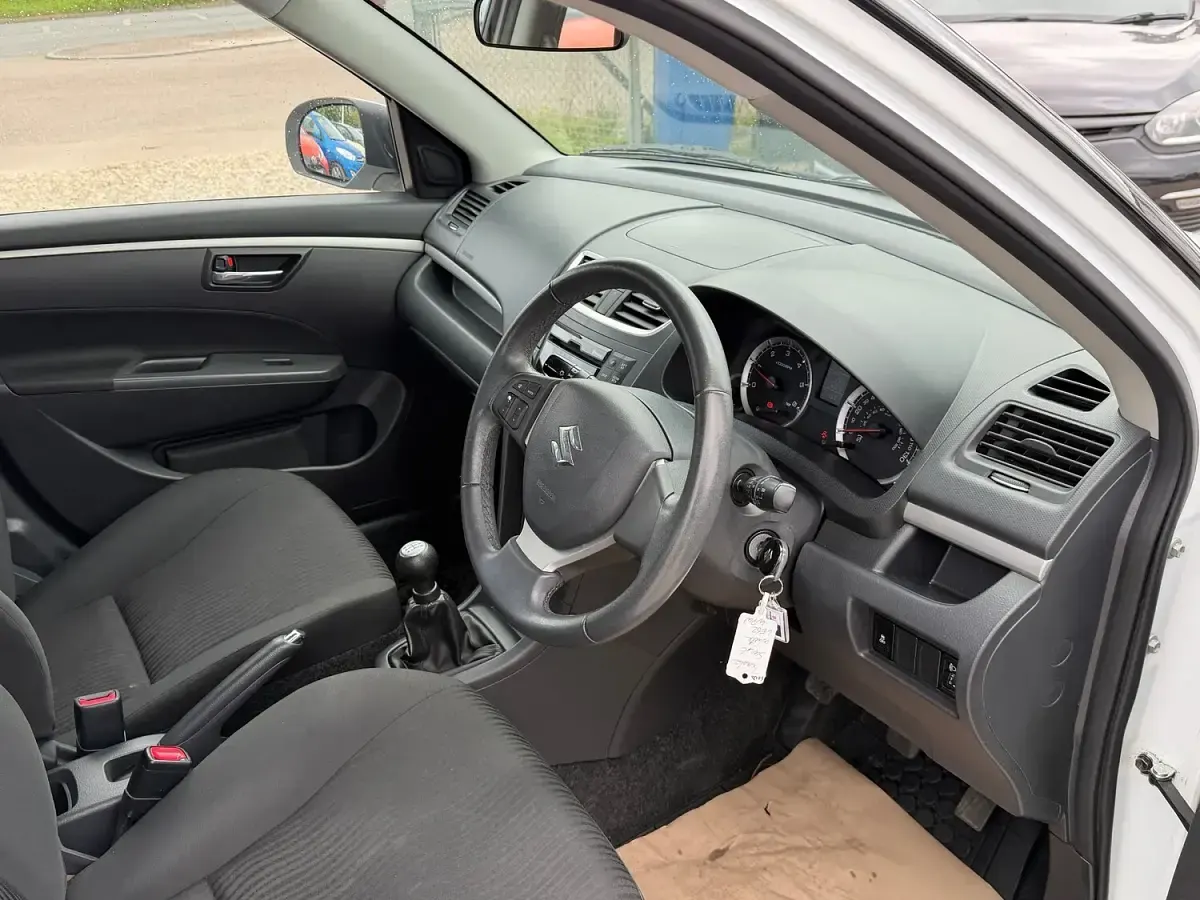 Used Suzuki Swift SZ3 75 HP (55 kW) 2012 White Hatchback