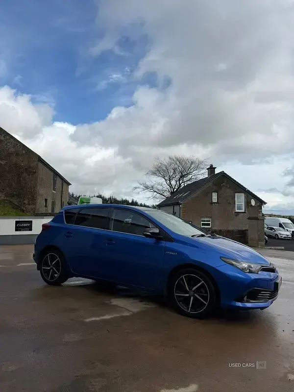 Usado Toyota Auris Hybrid Design 2018 Azul Citadino