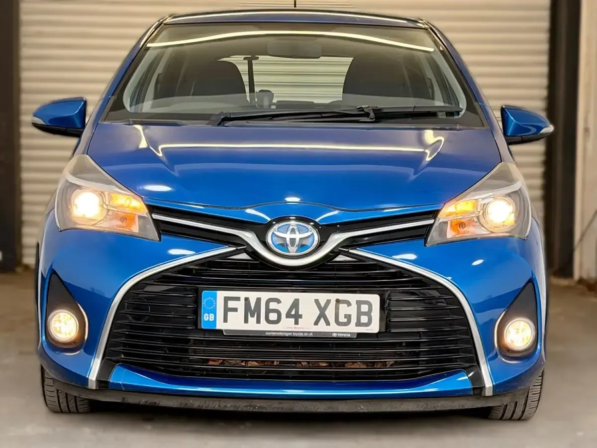 Second-hand Toyota Yaris Hybrid 2015 Albastru Hatchback
