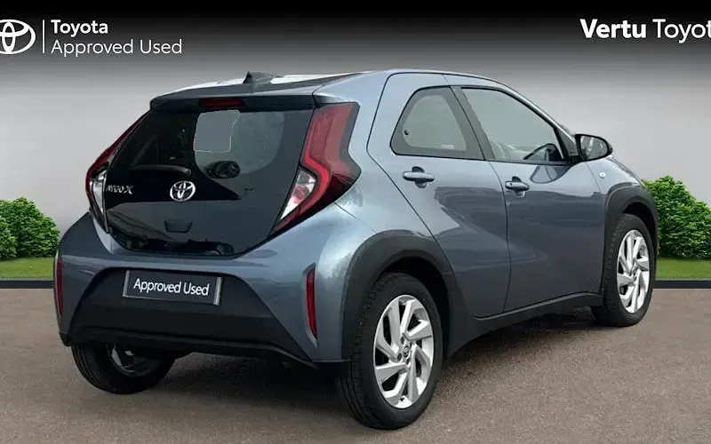 Used Toyota Aygo X PURE 72 HP (52 kW) 2024 Blue SUV