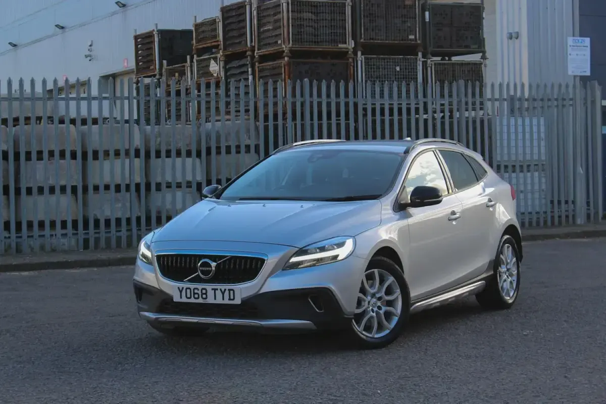 Używany Volvo V40 Plus 2019 Srebrny Hatchback