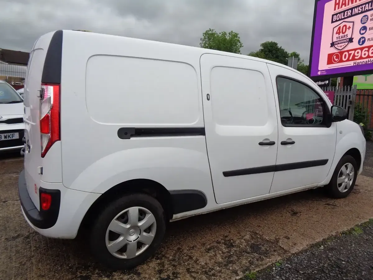 Used Nissan NV250 Tekna 95 HP (69 kW) 2021 White Van