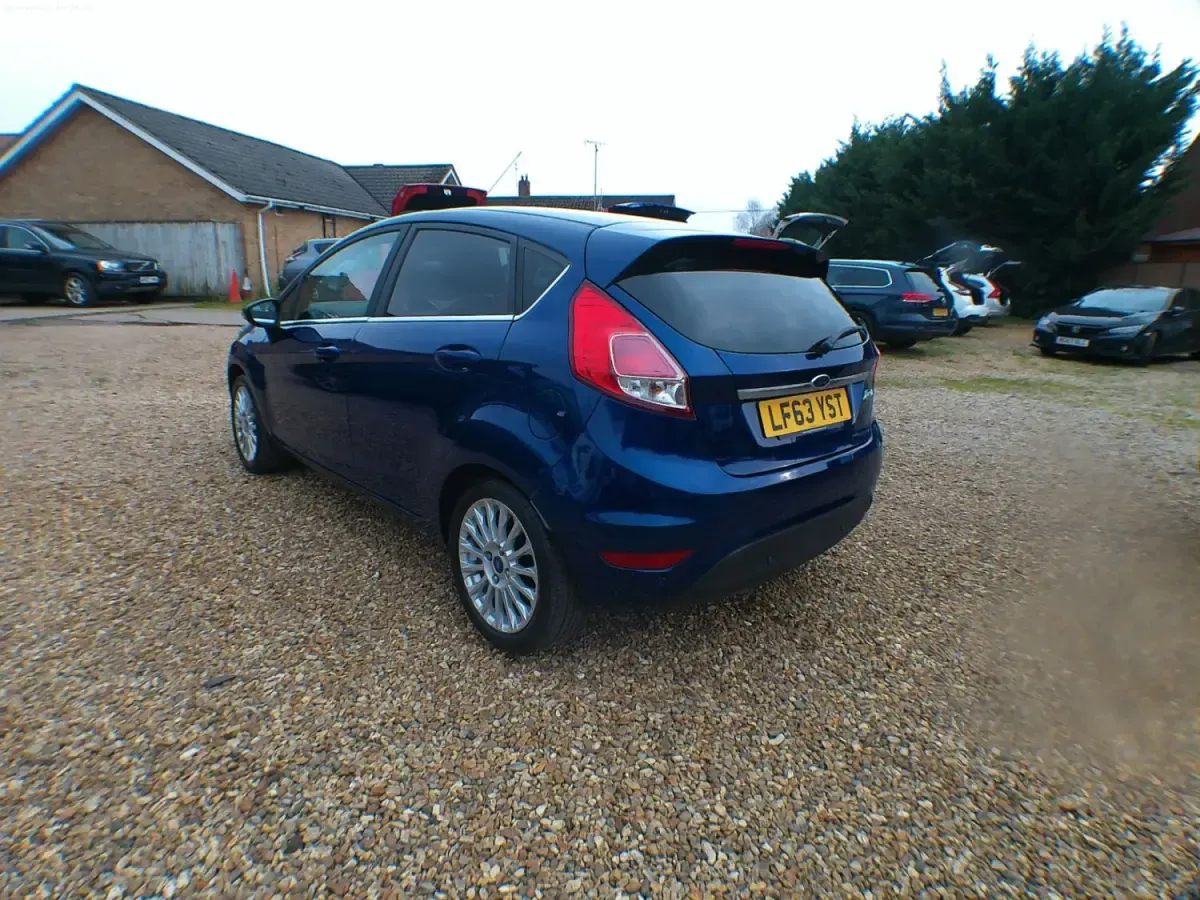 Używany Ford Fiesta Titanium 105 KM (77 kW) 2013 Niebieski Hatchback