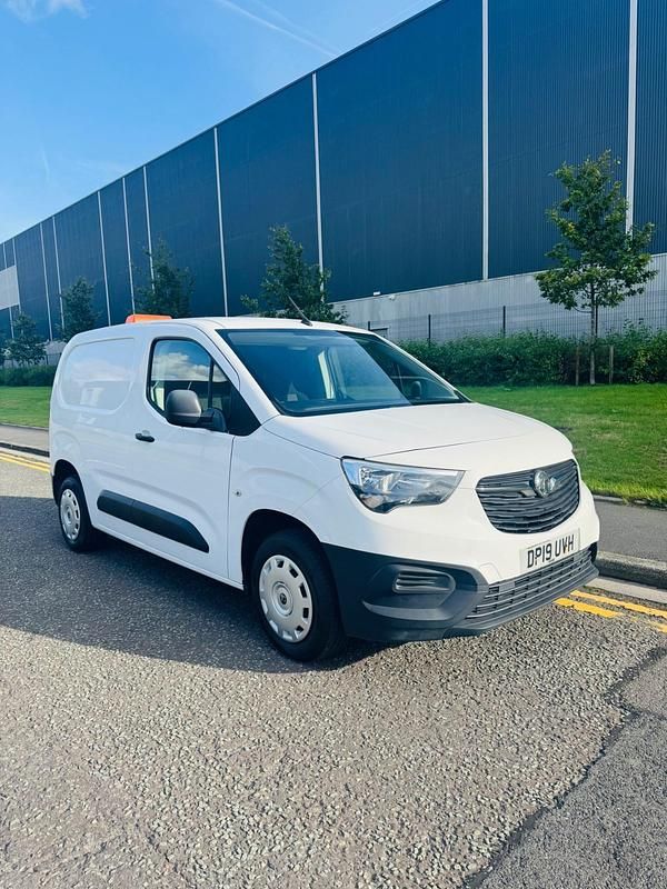White Used 2019 Vauxhall Combo Edition MPV | £6,290 (Good price) - Image 1/4