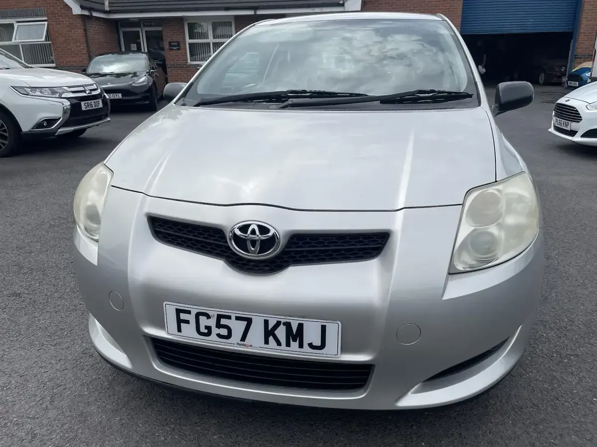 Used Toyota Auris T2 97 HP (71 kW) 2007 Silver Hatchback