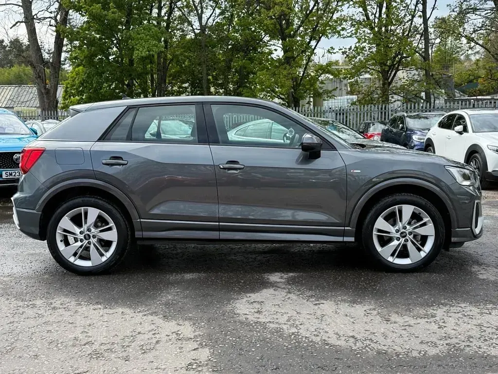 Begagnad Audi Q2 S-Line 150 HK (110 kW) 2022 Grå SUV