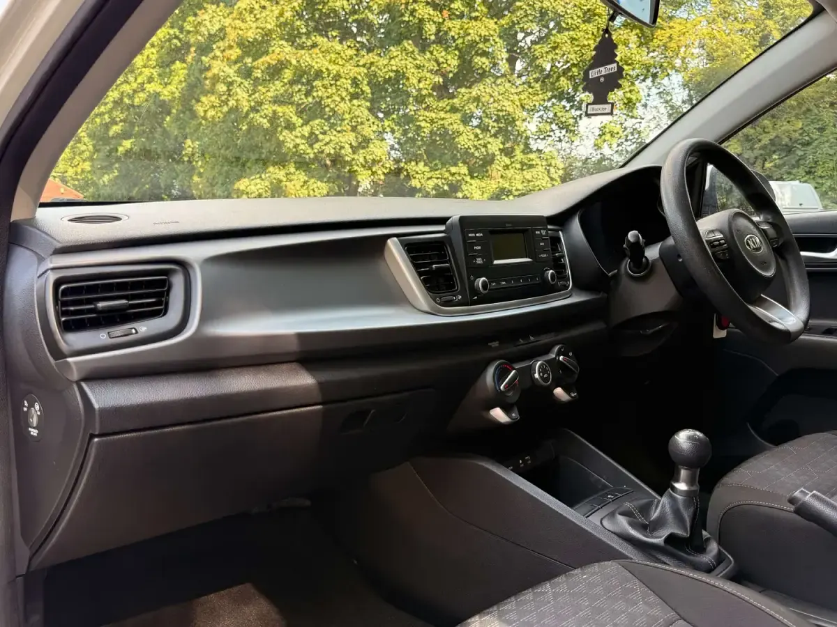 Used Kia Rio 83 HP (61 kW) 2017 White Hatchback