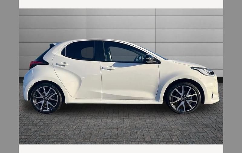 Used Toyota Yaris Hybrid 116 HP (85 kW) 2021 Pure white Hatchback