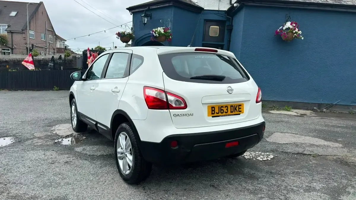 Used Nissan Qashqai Acenta 117 HP (86 kW) 2013 White SUV