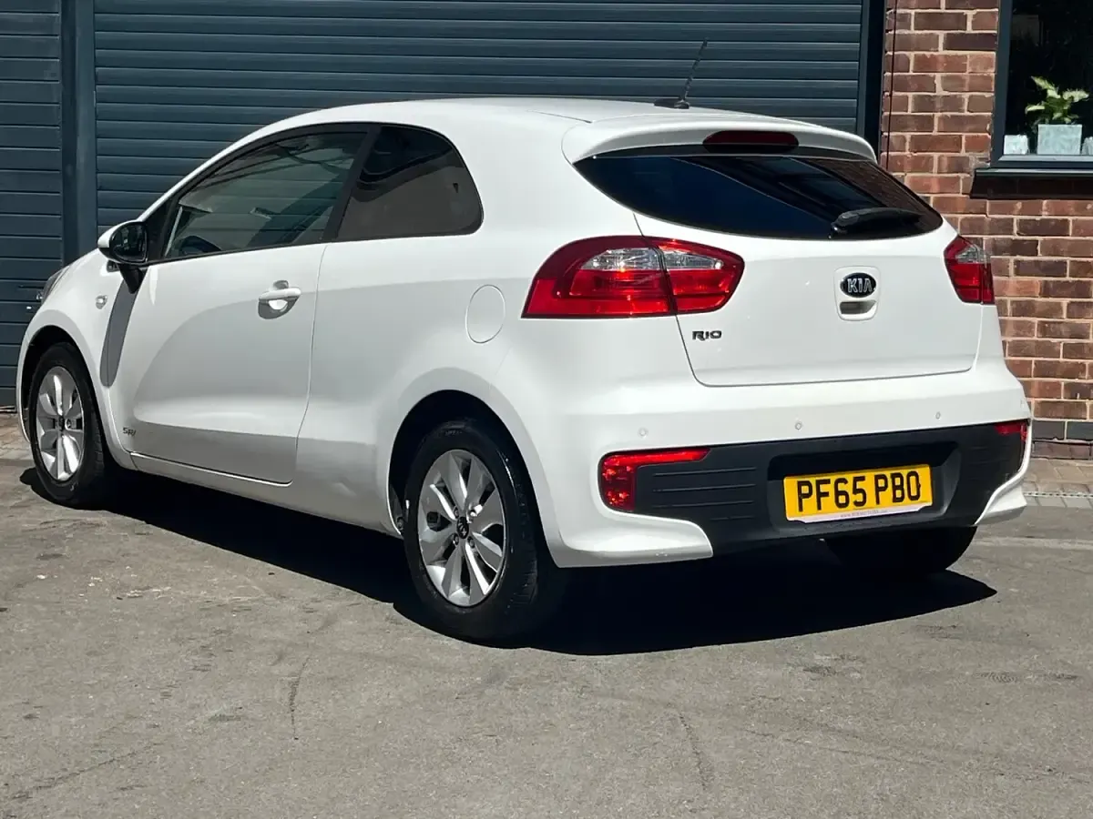 Used Kia Rio 2015 White Hatchback