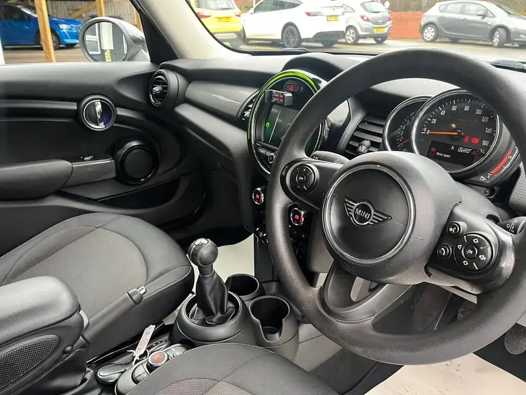 Usado Mini Cooper Classic 136 CV (100 kW) 2019 Blanco Utilitario