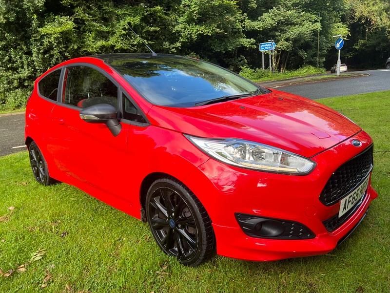Usado Ford Fiesta Zetec 140 HP (102 kW) 2015 Vermelho Citadino