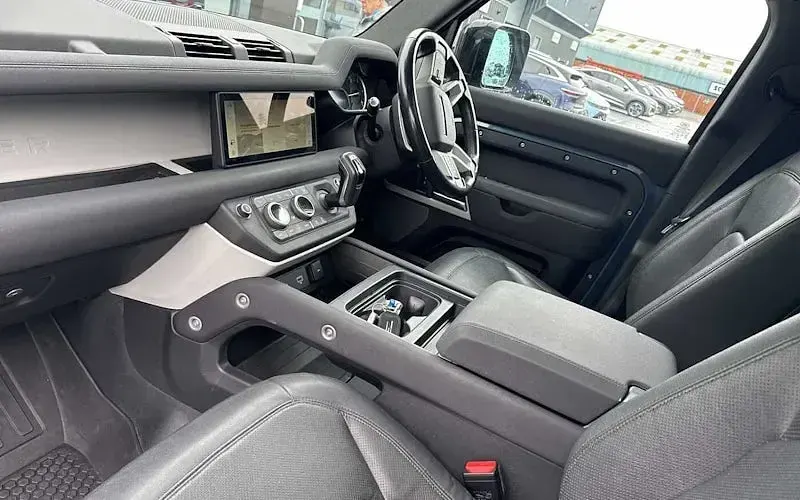 Used Land Rover Defender SE 249 HP (183 kW) 2023 SUV
