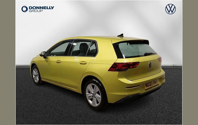 Second-hand VW Golf VIII Life 147 CP (108 kW) 2020 Galben Hatchback