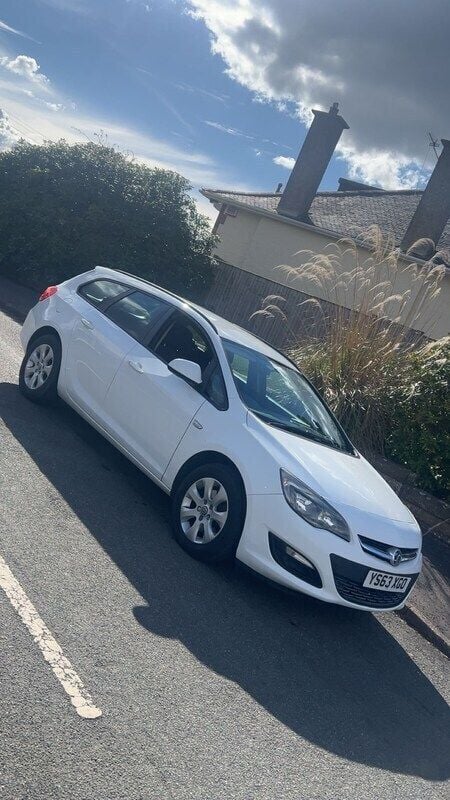 White Used 2014 Vauxhall Astra Design Edition Estate | £2,950 (Good price) - Image 1/4