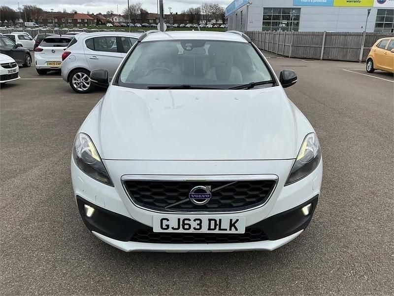 Used Volvo V40 2013 White Hatchback