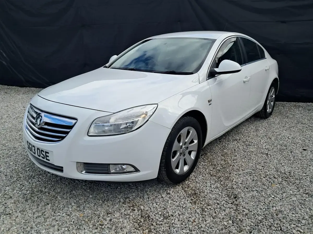 Used Vauxhall Insignia SRi 140 HP (102 kW) 2013 White Hatchback