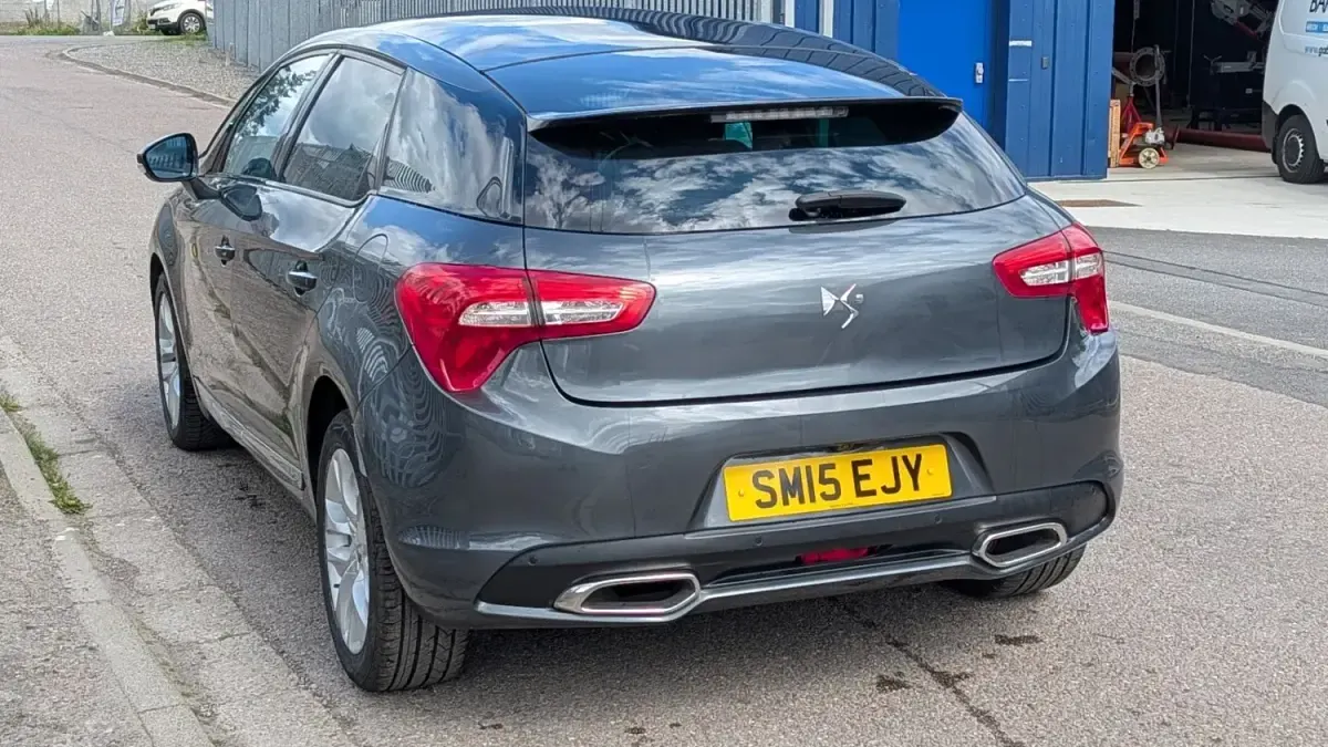 Usado Citroën DS5 120 CV (88 kW) 2015 Gris Utilitario
