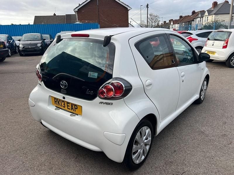 Begagnad Toyota Aygo 68 HK (50 kW) 2013 Vit Halvkombi