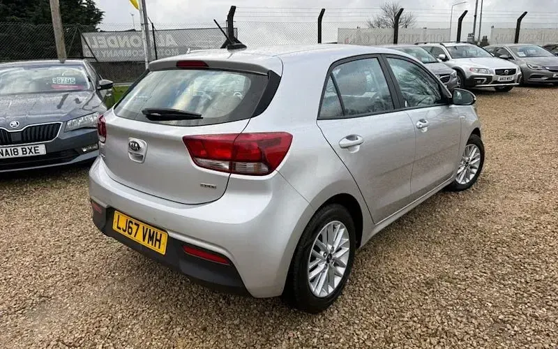 Usado Kia Rio 77 HP (56 kW) 2017 Prateado Citadino