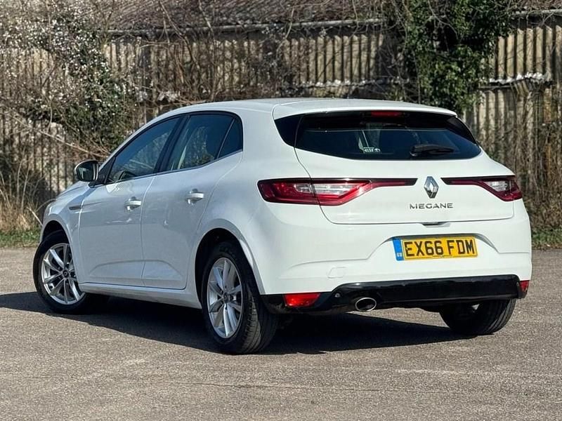 Used Renault Mégane IV Dynamique 130 HP (95 kW) 2016 White Hatchback