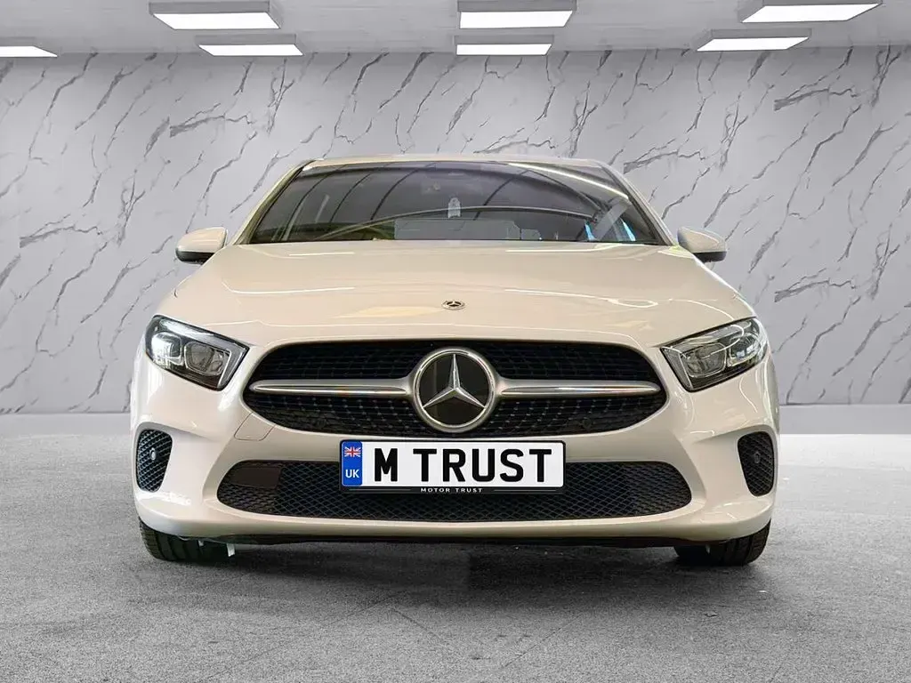 Used Mercedes A180 Executive 116 HP (85 kW) 2023 White Hatchback
