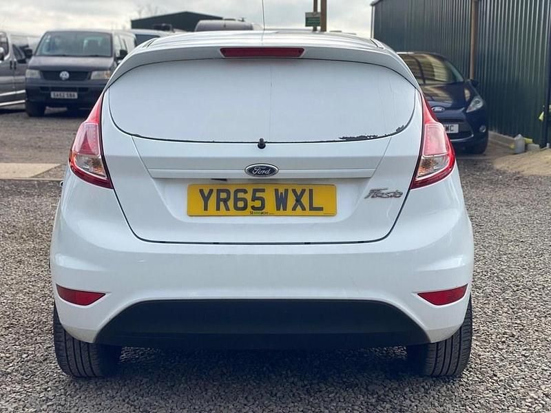 Usado Ford Fiesta 75 CV (55 kW) 2015 Blanco Van