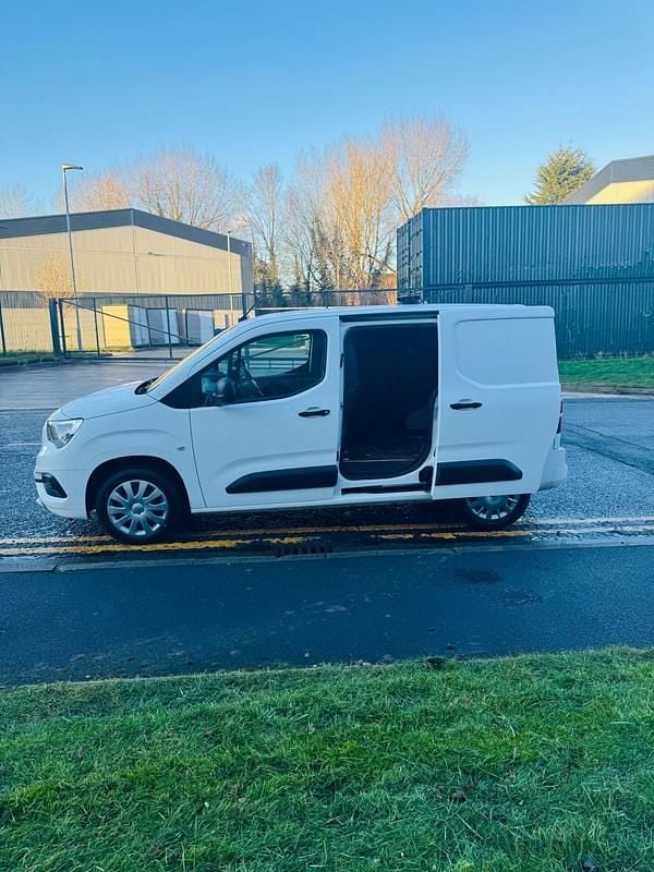 Used Vauxhall Combo Sportive 100 HP (73 kW) 2020 White Van