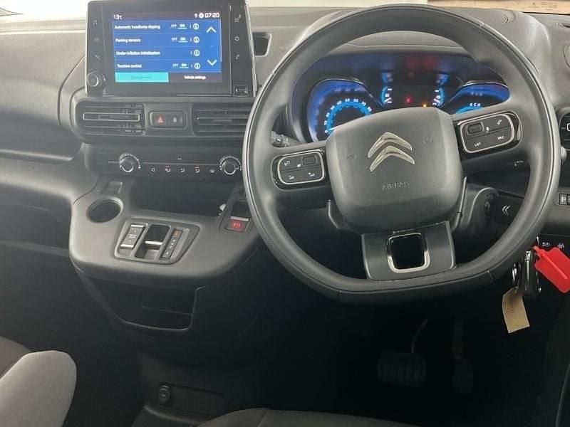 Usado Citroën e-Berlingo Feel 100 kW (136 HP) 2023 Azul Monovolume