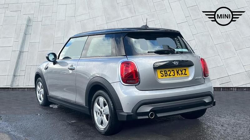 Usado Mini Cooper Classic 134 HP (98 kW) 2023 Prateado Citadino
