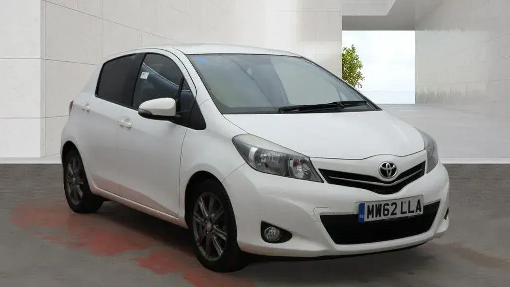 Used Toyota Yaris Multidrive S 99 HP (72 kW) 2013 White Hatchback