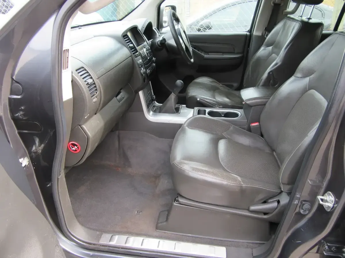 Begagnad Nissan Navara Tekna 190 HK (139 kW) 2015 Grå Pickup