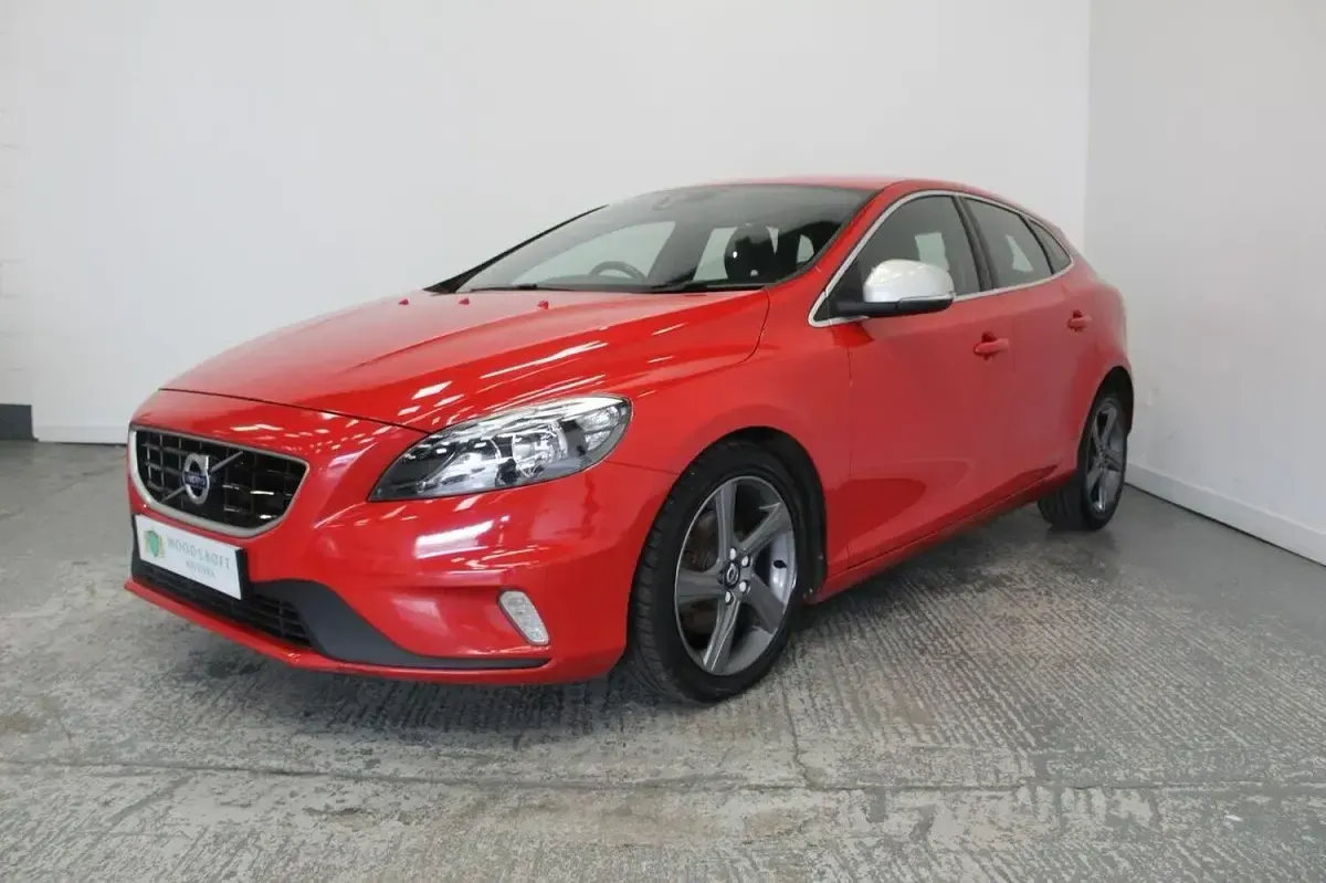 Used Volvo V40 R-Design 120 HP (88 kW) 2016 Red Hatchback