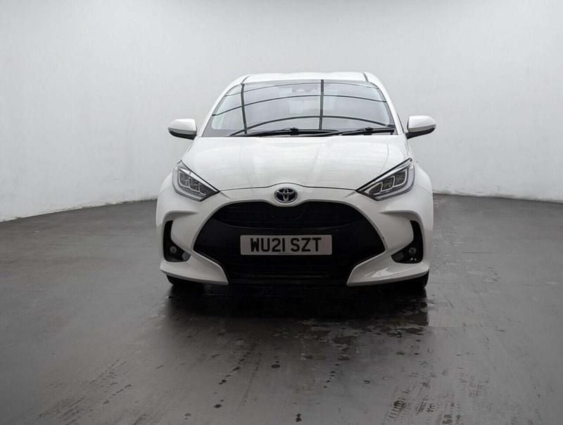 Used Toyota Yaris Hybrid Design 116 HP (85 kW) 2021 White Hatchback