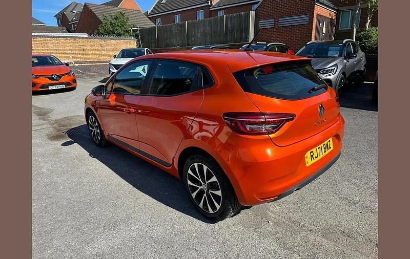Used Renault Clio V Iconic 90 HP (66 kW) 2021 Valencia orange  Hatchback