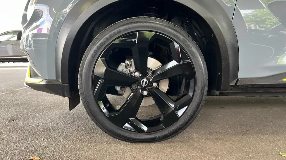Used Nissan Kiiro 114 HP (83 kW) 2022 Two tone pearl  ceramic grey with pearl black roo