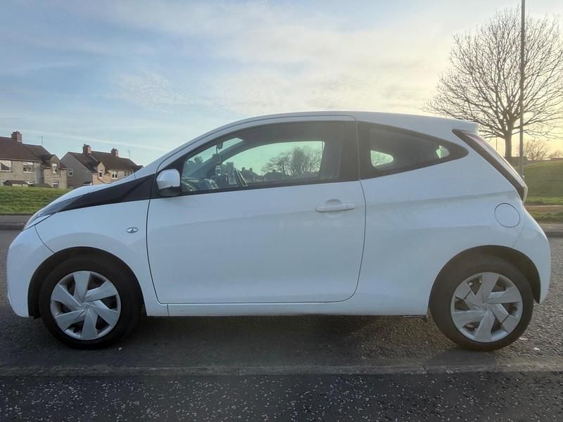 Used Toyota Aygo X-play 69 HP (50 kW) 2015 White Hatchback