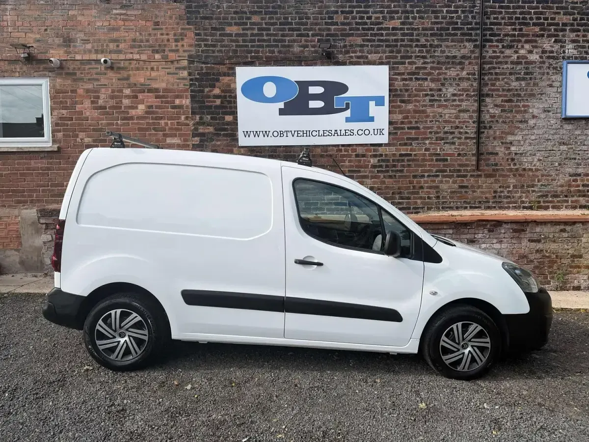 Used Citroën Berlingo 100 HP (73 kW) 2018 White MPV