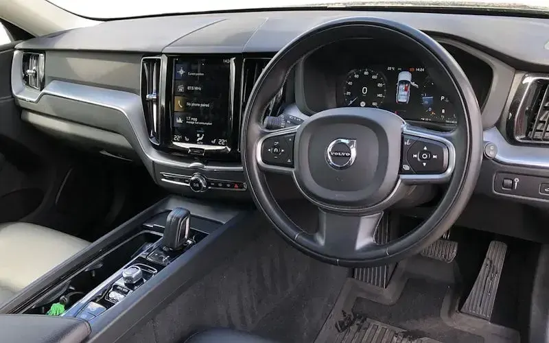 Używany Volvo XC60 Momentum 197 KM (144 kW) 2020 Szary SUV