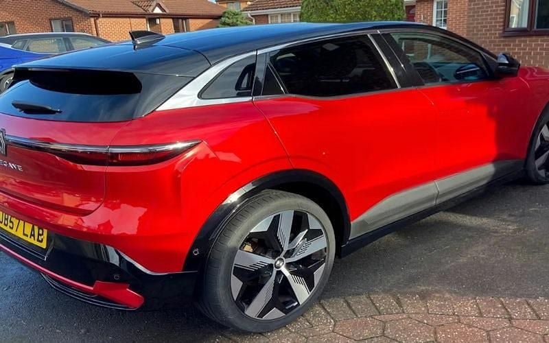 Used Renault Megane E-Tech Techno 160 kW (218 HP) 2022 Red/black Hatchback