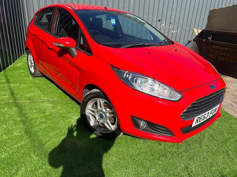 Used Ford Fiesta Zetec 100 HP (73 kW) 2014 Red Hatchback