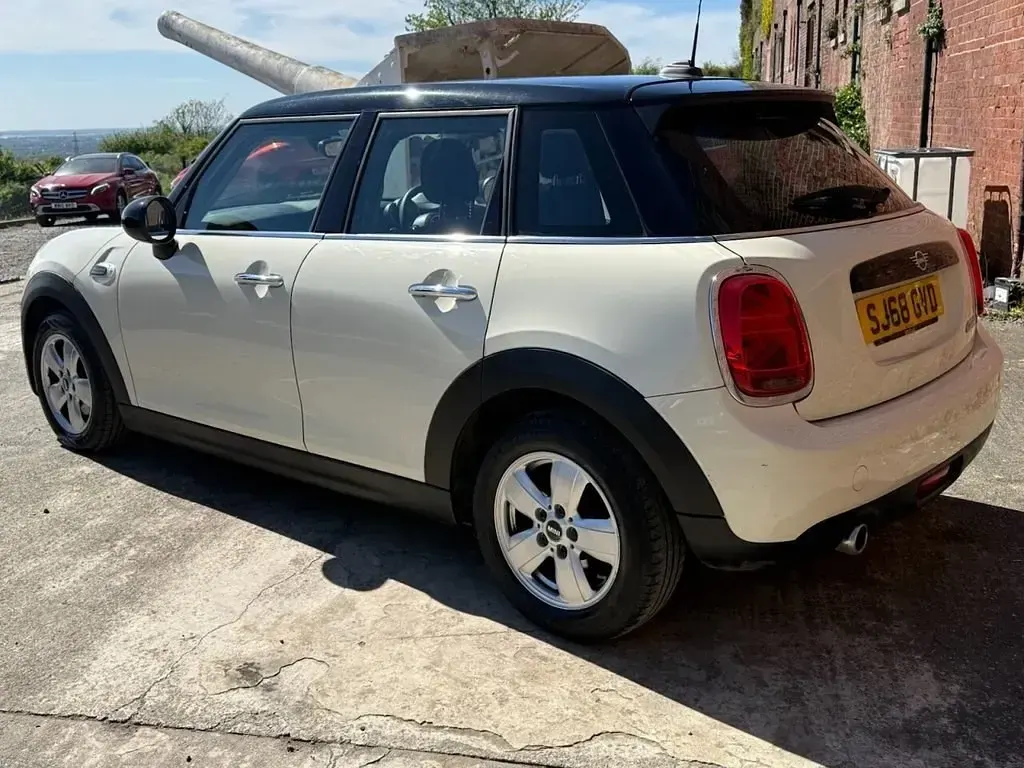 Używany Mini Cooper Hatch 136 KM (100 kW) 2018 Biały Hatchback