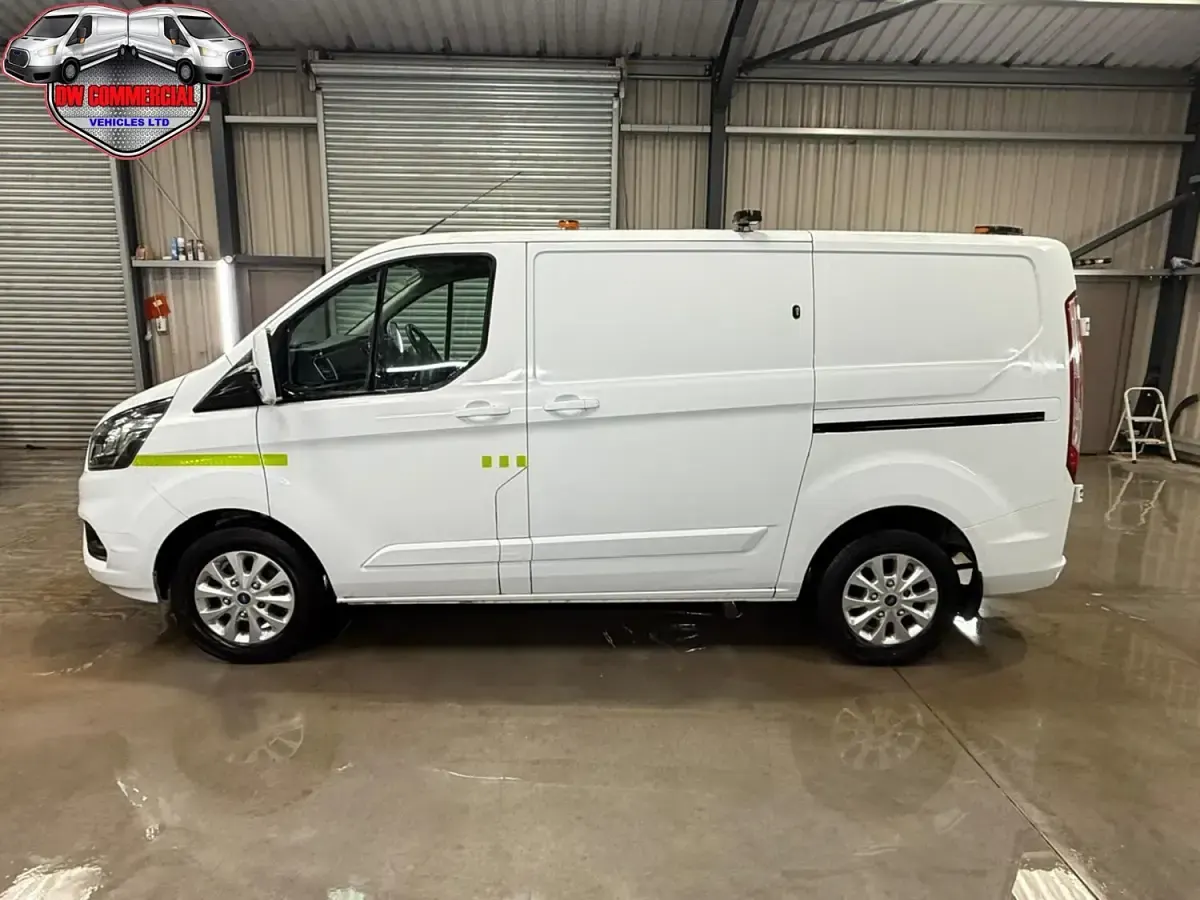 Used Ford Transit Custom Limited 130 HP (95 kW) 2021 White Van